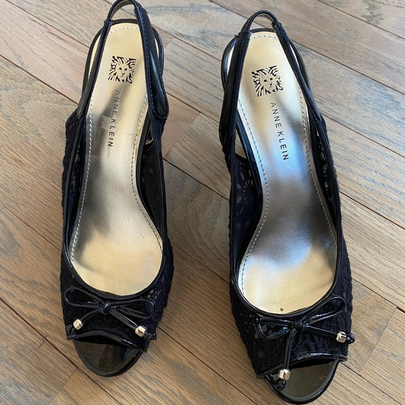 Anne Klein black Akedythe embroided heels - Picture 1 of 10